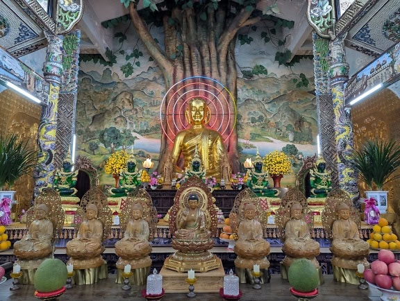 Goldene Buddha-Statue mit Skulpturen des Bodhisattvas oder Bodhisatva im Linh Phuoc Tempel oder Ve Chai Pagode in Tu Phuoc, Da Lat in Vietnam