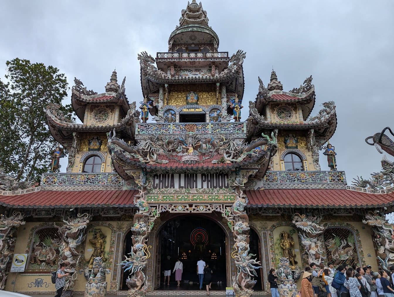 Lối vào Linh Phước hay Ve Chải, một ngôi chùa Phật giáo, địa điểm du lịch nổi tiếng với phong cách kiến trúc tôn giáo độc đáo ở Đà Lạt, Việt Nam