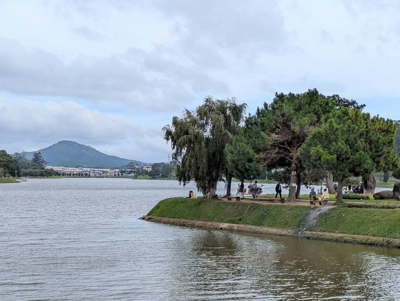 Městský park na břehu jezera, Vietnam