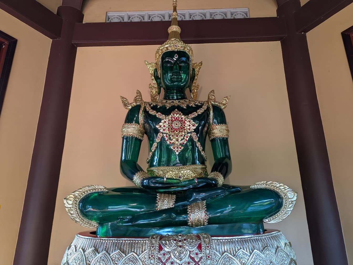 Der Siddhartha Gautama Buddha, eine Smaragd- und Jade-Statue von Buddha, die auf einem Sockel sitzt, Linh Phuoc Buddhistische Pagode, ein buddhistischer Tempel in Dalat, Vietnam