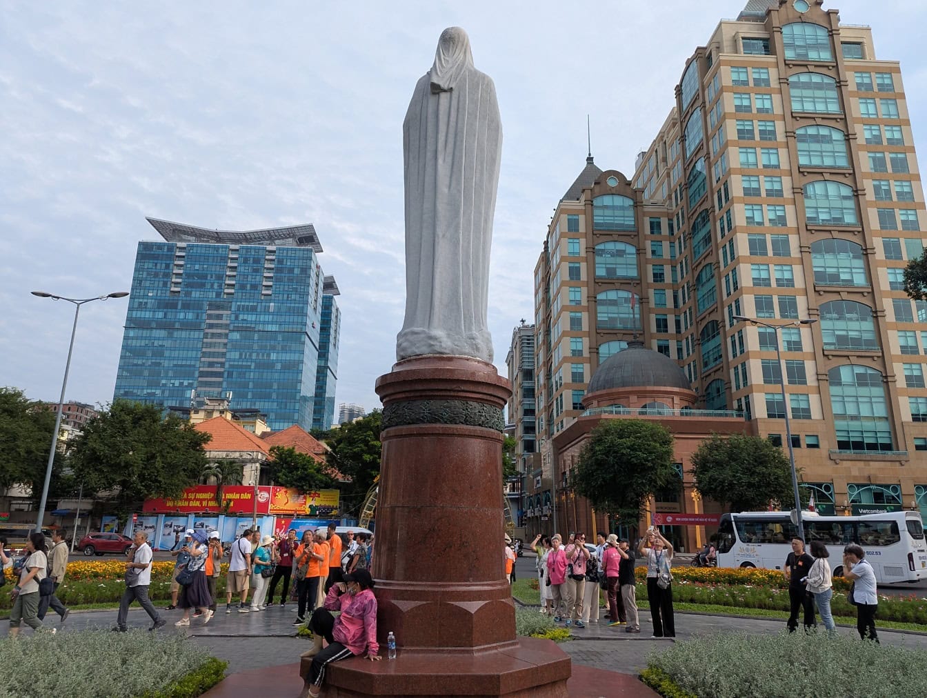 Statue av en kvinne ved Metropolitan Business Centre, et sentrum av Ho Chí Minh eller Saigon, en hovedstad i Vietnam