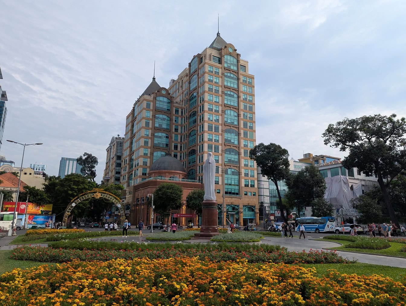 Un parco cittadino presso il Metropolitan Business Centre, un centro di Ho Chí Minh o ex Saigon, una capitale del Vietnam