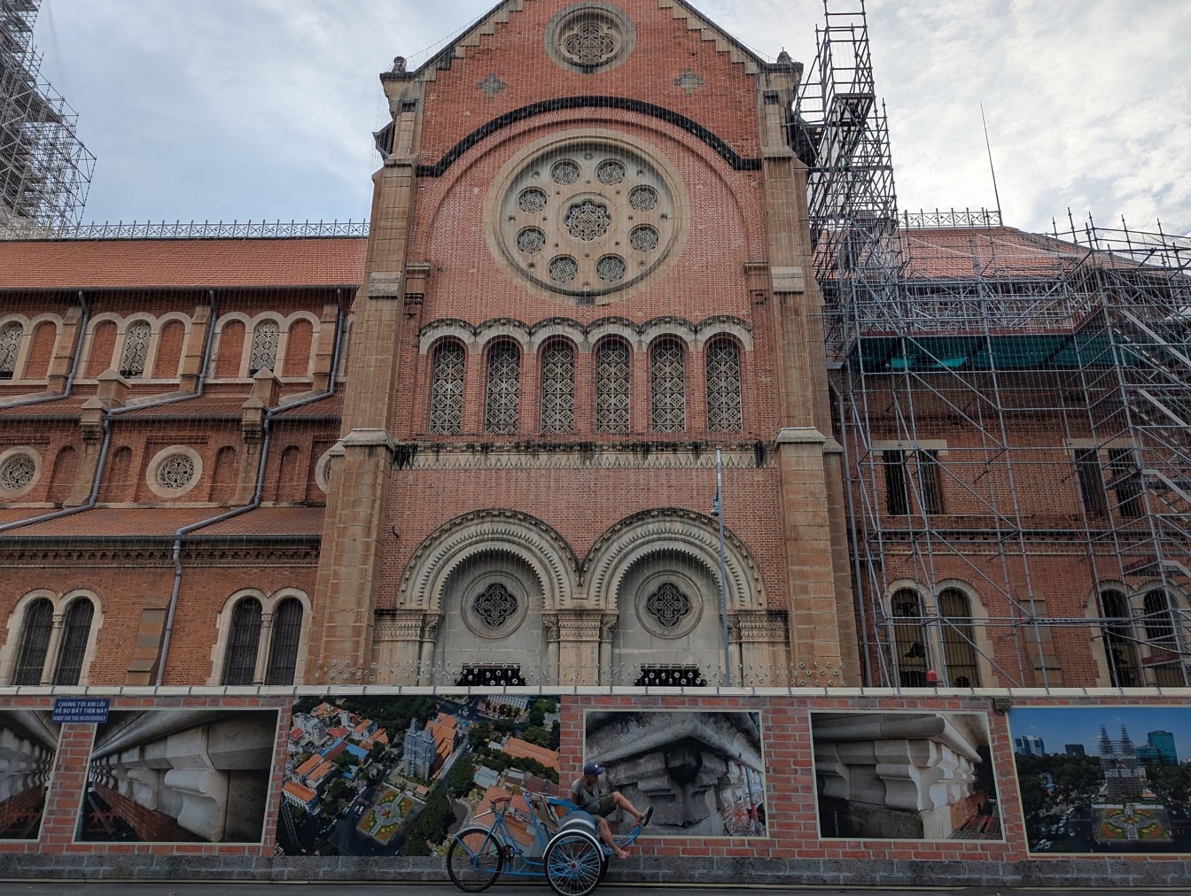 Notre Dame Katedrali, Fransız sömürge tarzında büyük bir tuğla bina, Ho Chí Minh veya Saygon, Vietnam