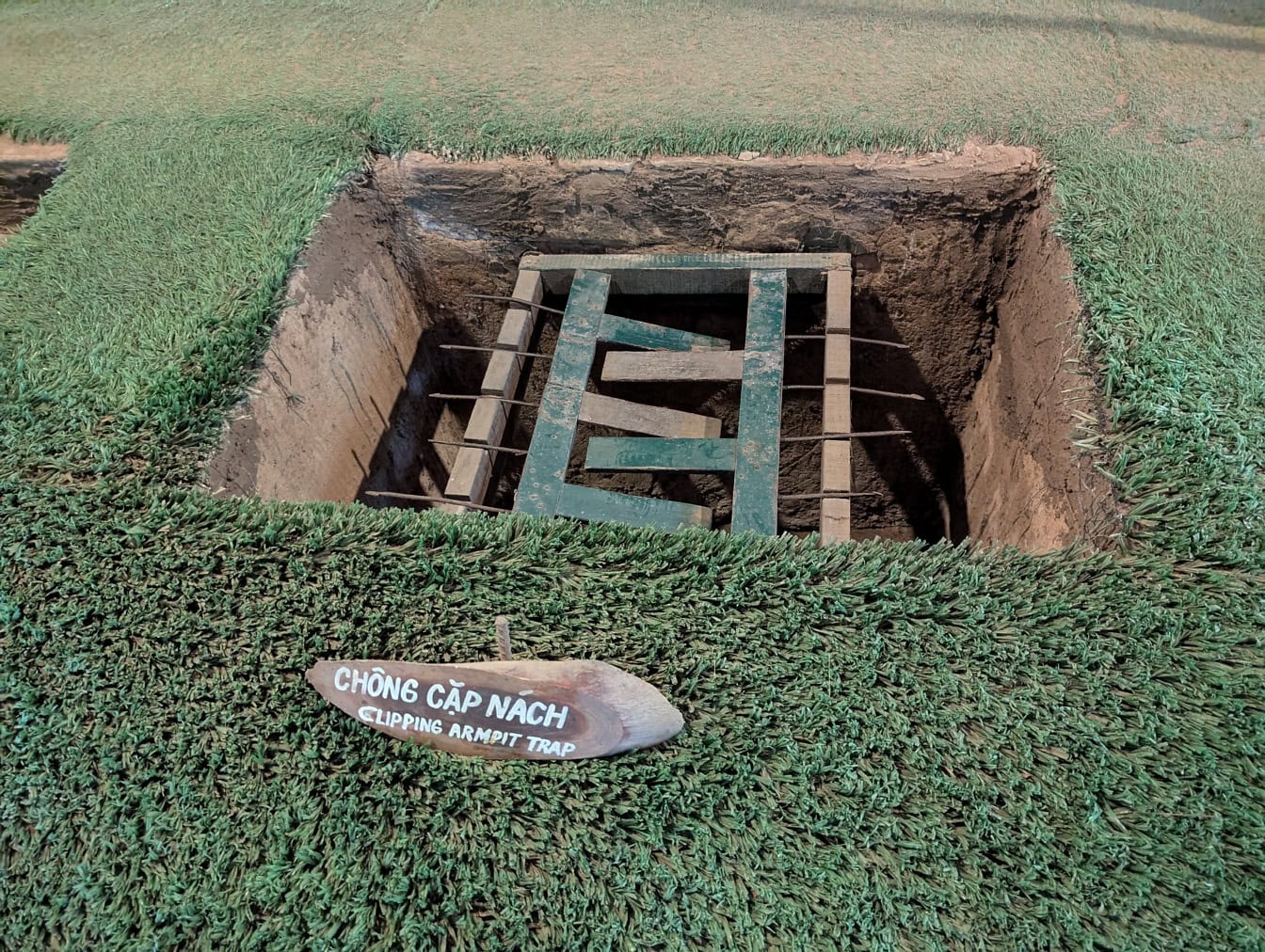 Una trappola usata durante la guerra del Vietnam al Museo del tunnel di Cu Chi, Ho Chi Minh, Vietnam