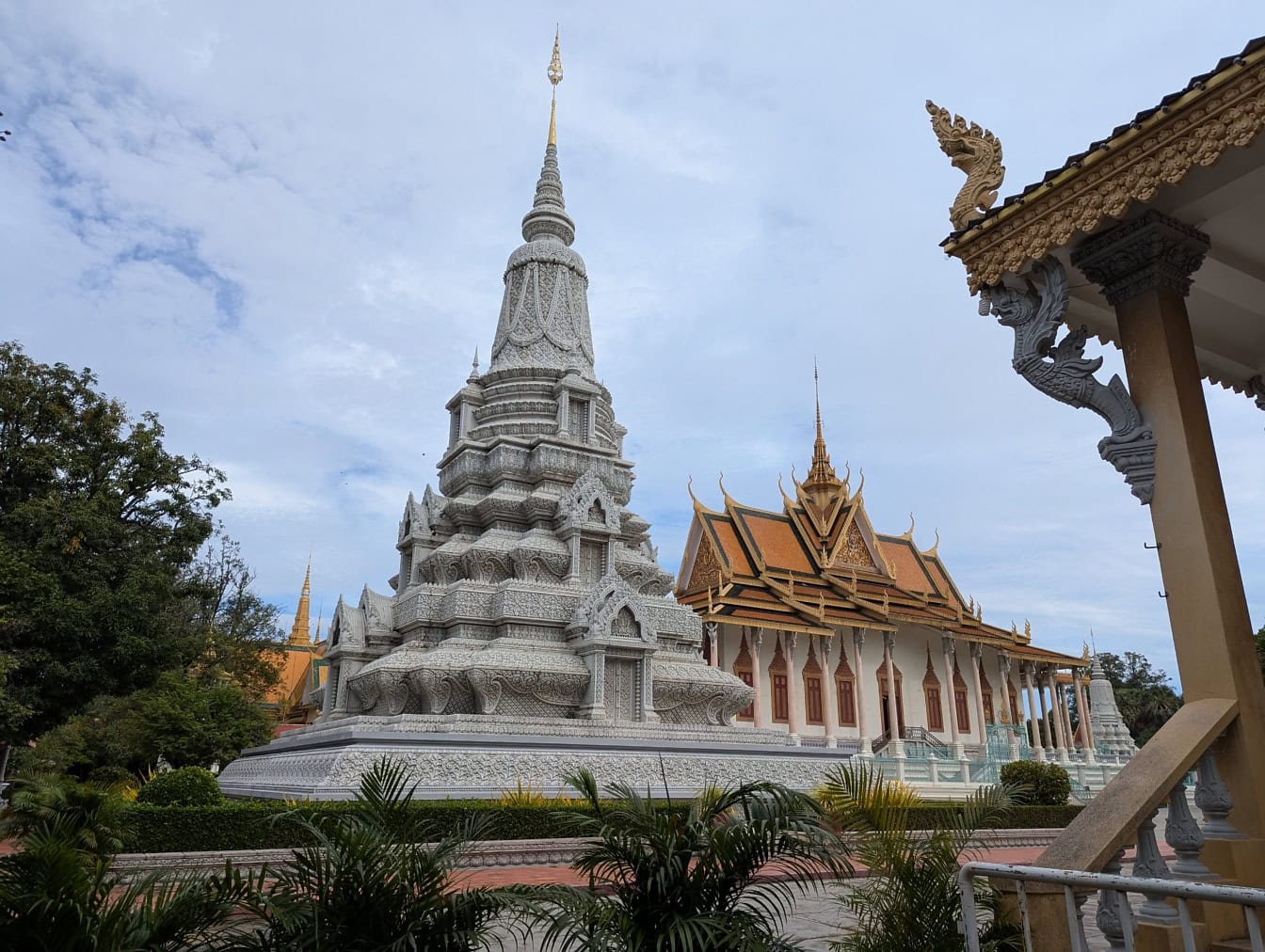 Stříbrná pagoda nebo chrám Wat Ubaosoth Ratanaram uvnitř kambodžského královského paláce v Chey Chumneas, Phnom Penh, Kambodža