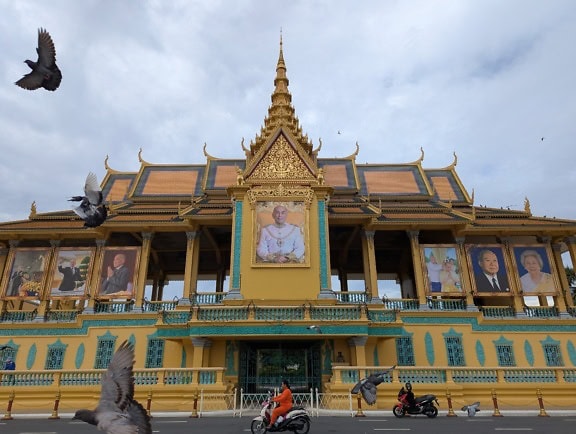 Il Palazzo Reale della Cambogia, un bastone in stile architettonico tradizionale asiatico decorato con dipinti di famosi personaggi storici cambogiani