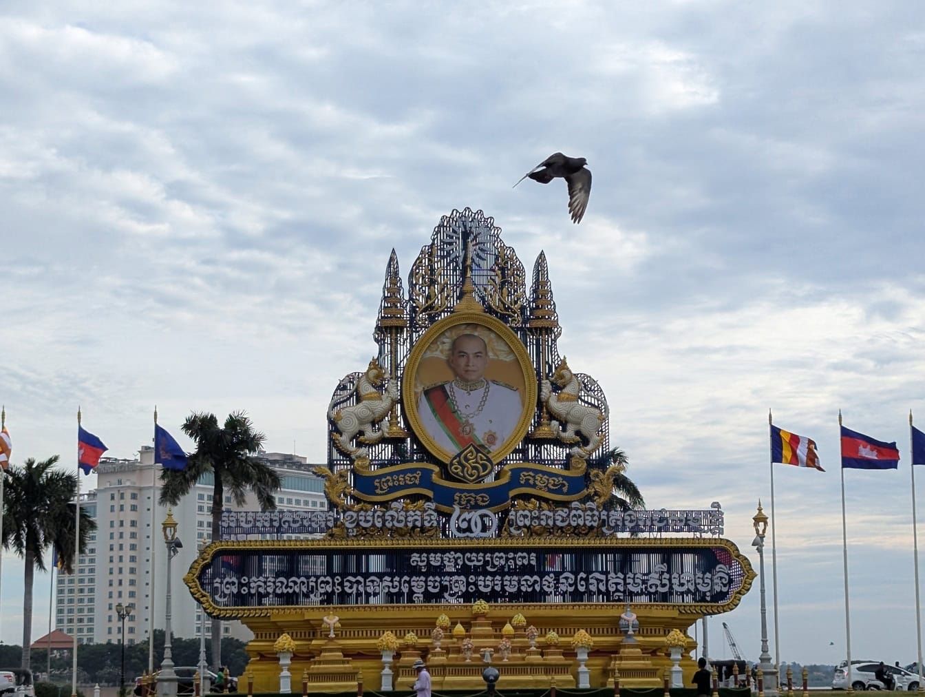 Eine königliche Skulptur und ein Denkmal mit einem Bild Seiner Majestät König Norodom Sihamoni in der Innenstadt von Phnom Penh, Kambodscha