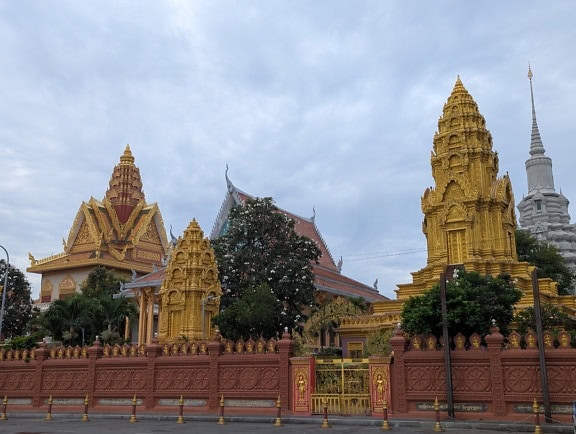 Zlaté věže buddhistického kláštera Wat Ounalom, Phnompenh, hlavního města Kambodži