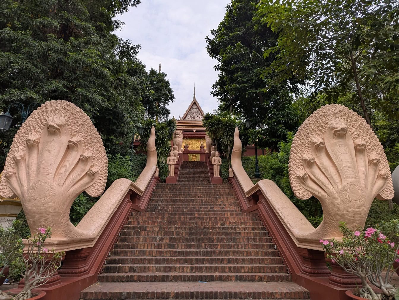 Treppe mit Statuen darauf, der buddhistische Tempel Wat Phnom, Daun Penh, eine Hauptstadt von Kambodscha, Asien