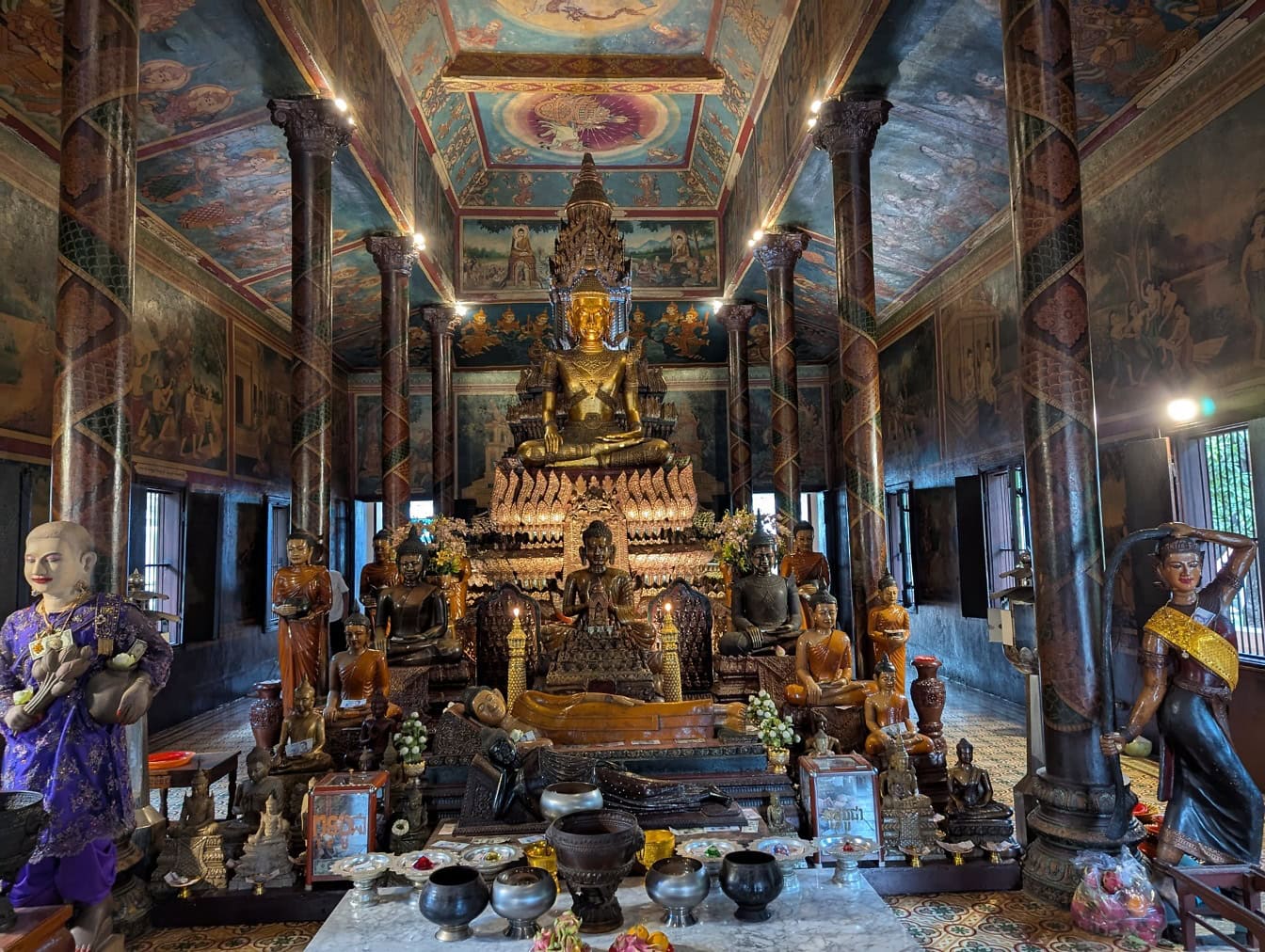 Arany Buddha és a bódhiszattvák vagy bodhiszatvák szobra a Wat Phnom Pagodában, buddhista templomban, Doun Penh, Kambodzsa