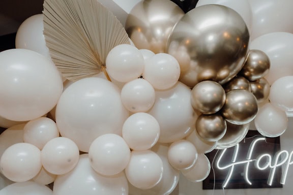 Groupe de ballons élégants blancs et gris argenté brillant comme décoration d’anniversaire