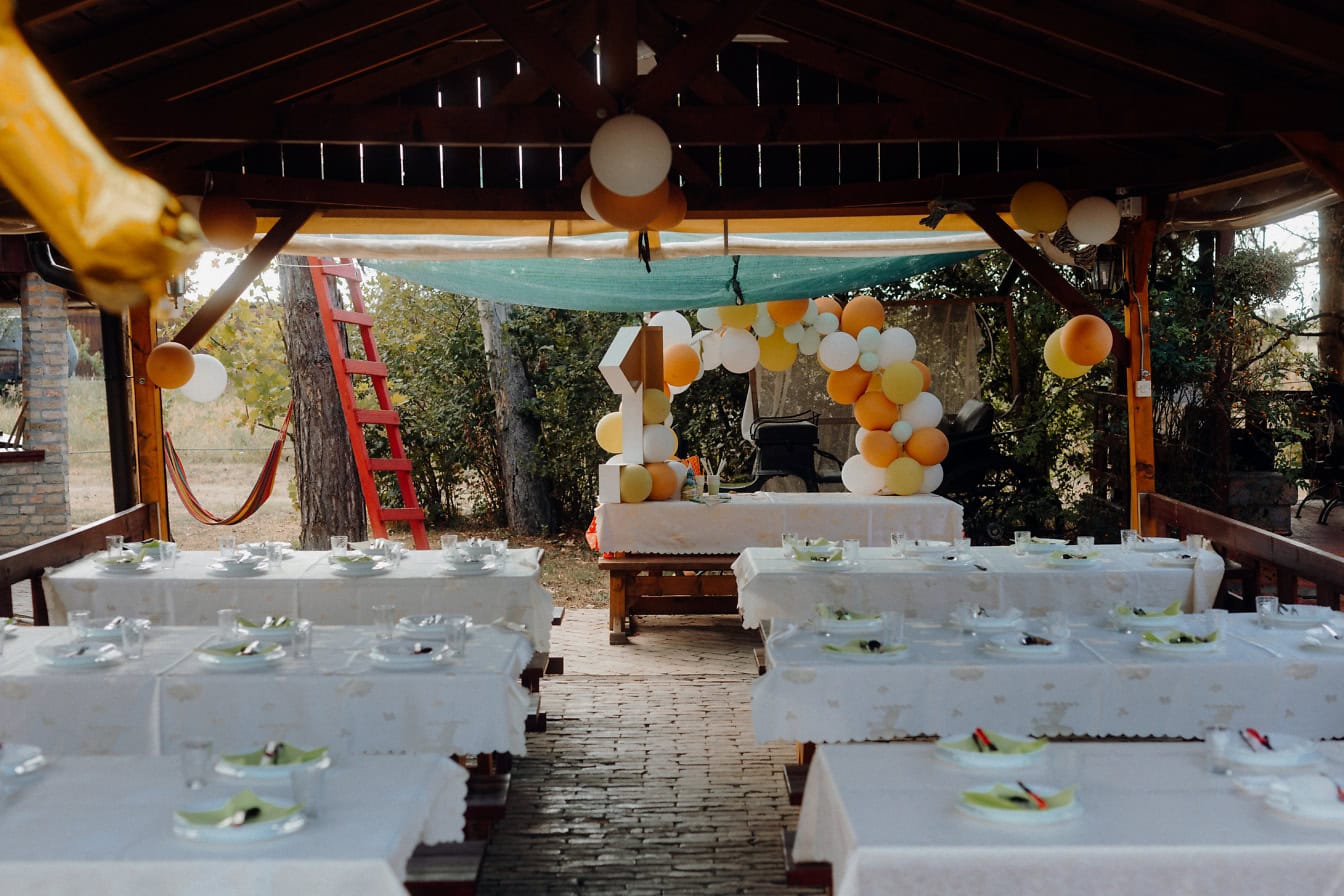 Restaurant rustique avec tables dressées pour une fête d’anniversaire, une célébration du premier anniversaire