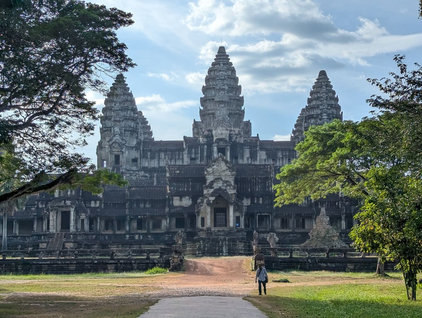 Az Angkor Wat, a világ legnagyobb hindu-buddhista templomkomplexuma, az UNESCO és híres turisztikai helyszíne, Kambodzsa