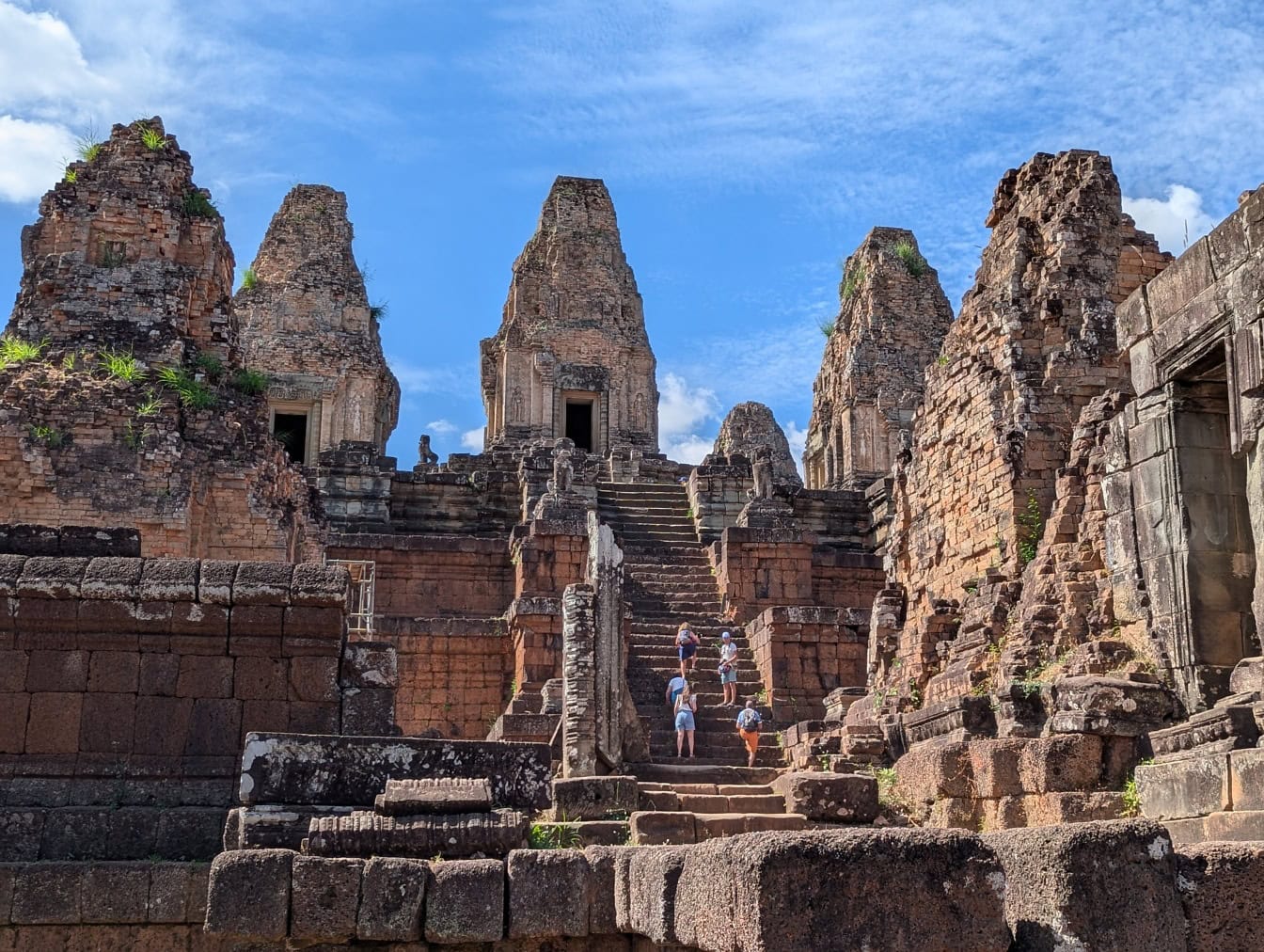 Ruiny starożytnej świątyni Pre Rup, hinduskiej świątyni khmerskiego króla Rajendravarmana, Angkor, Kambodża