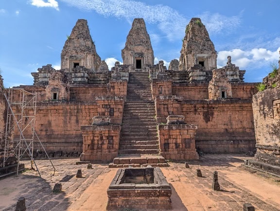 Tàn tích của ngôi đền Pre Rup cổ xưa, một ngôi đền Hindu của vua Khmer Rajendravarman, bảo tàng và địa điểm dành cho các tín đồ Ấn Độ giáo tại Angkor, Campuchia