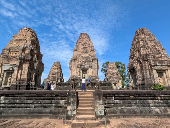 Eksterior kuil Mebon Timur sebuah kuil Khmer abad ke-10 yang didedikasikan untuk dewa Hindu Siwa, dibangun pada masa pemerintahan Raja Rajendravarman, Angkor Wat, Kamboja