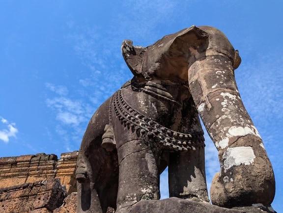 Drevni kip slona u hramu Istočni Mebon, hinduističko-budistički hram izgrađen za vrijeme Kmerskog carstva, dio hramskog kompleksa Angkor Wat, kamp Chang Puak, Siem Reap u Kambodži