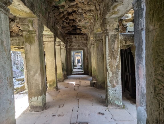 Kamenný chodník so stĺpmi vo vnútri komplexu Angkor Wat, starovekého hinduisticko-budhistického chrámu, Kambodža