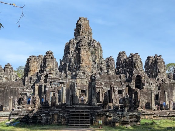 A Bayon templom, ősi khmer helyszín és buddhista templom Angkorban, fenséges kőszerkezet sok oszloppal, Kambodzsa