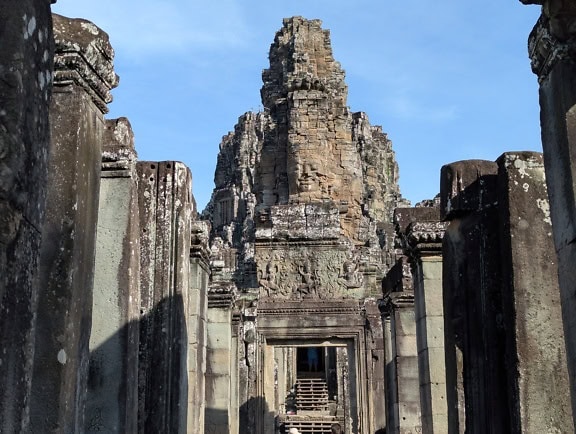 A Bayon templom egy hindu és buddhista mahájána buddhizmus templom, amelyet a Khmer Birodalom idején építettek, Kambodzsában