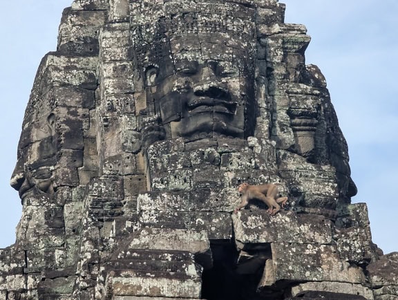 Hatalmas ősi hindu-buddhista templom kőtömbökből, a Bayon templom a khmer templomkomplexum része Angkor Thom központjában, Kambodzsában