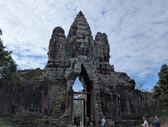 A négy kőarcú kaputorony, az Angkor Wat, egy hindu-buddhista templom, egy történelmi khmer templom és az UNESCO világörökség része