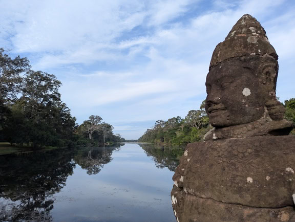 Hinduističko-budistička skulptura Bude, kameni kip pored vode u Angkor Watu, Kambodža