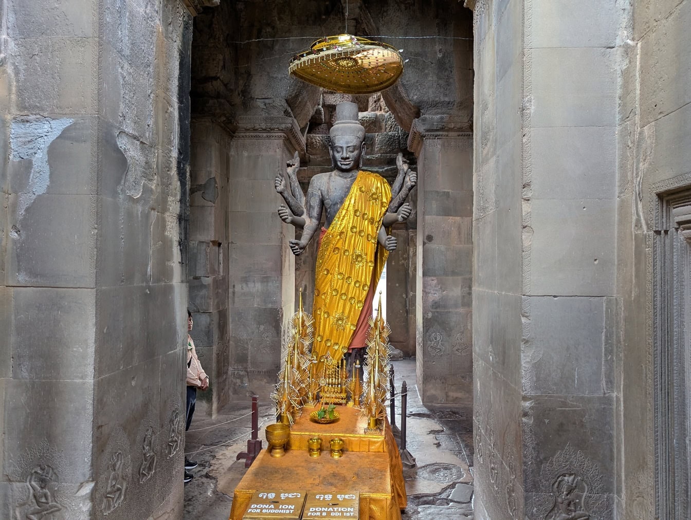 Kip Višnua, boga u hinduizmu, kip čovjeka s mnogo ruku i zlatnim ogrtačem, hram Angkor Wat, Kambodža