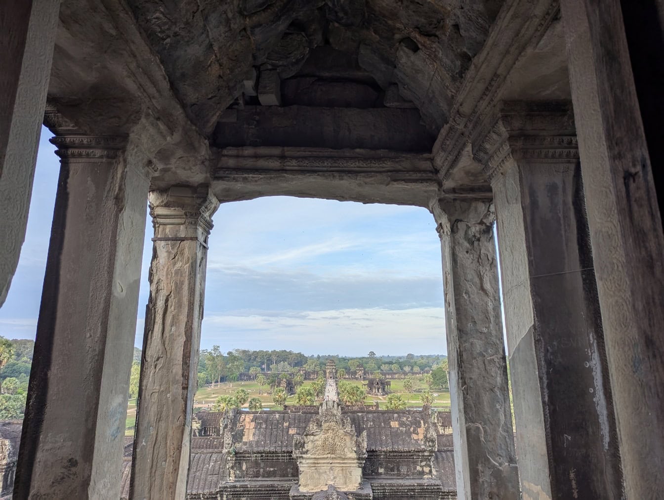 石拱门，可欣赏到柬埔寨印度教佛教寺庙吴哥窟建筑群的景色