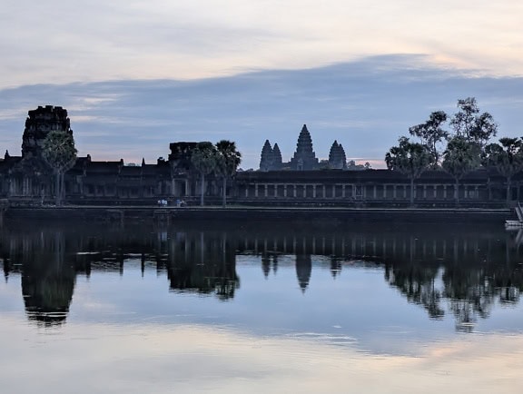 Az Angkor Vat komplexum külseje, egy ősi buddhista templom, Kambodzsa