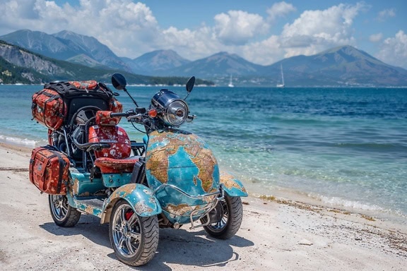 Čtyřkolový motocykl nebo čtyřkolka se spoustou zavazadel a cestovních tašek na pláži