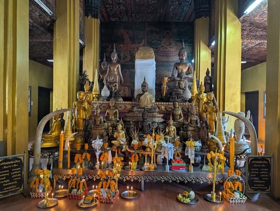 Una statua di bronzo di Buddha all’interno del santuario del tempio buddista o della pagoda, Vientiane, Laos