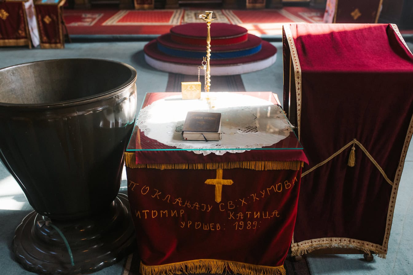 Een sacrale christelijke meubels, een ton gebruikt tijdens de doopceremonie en een tafel met een hulstbijbel erop