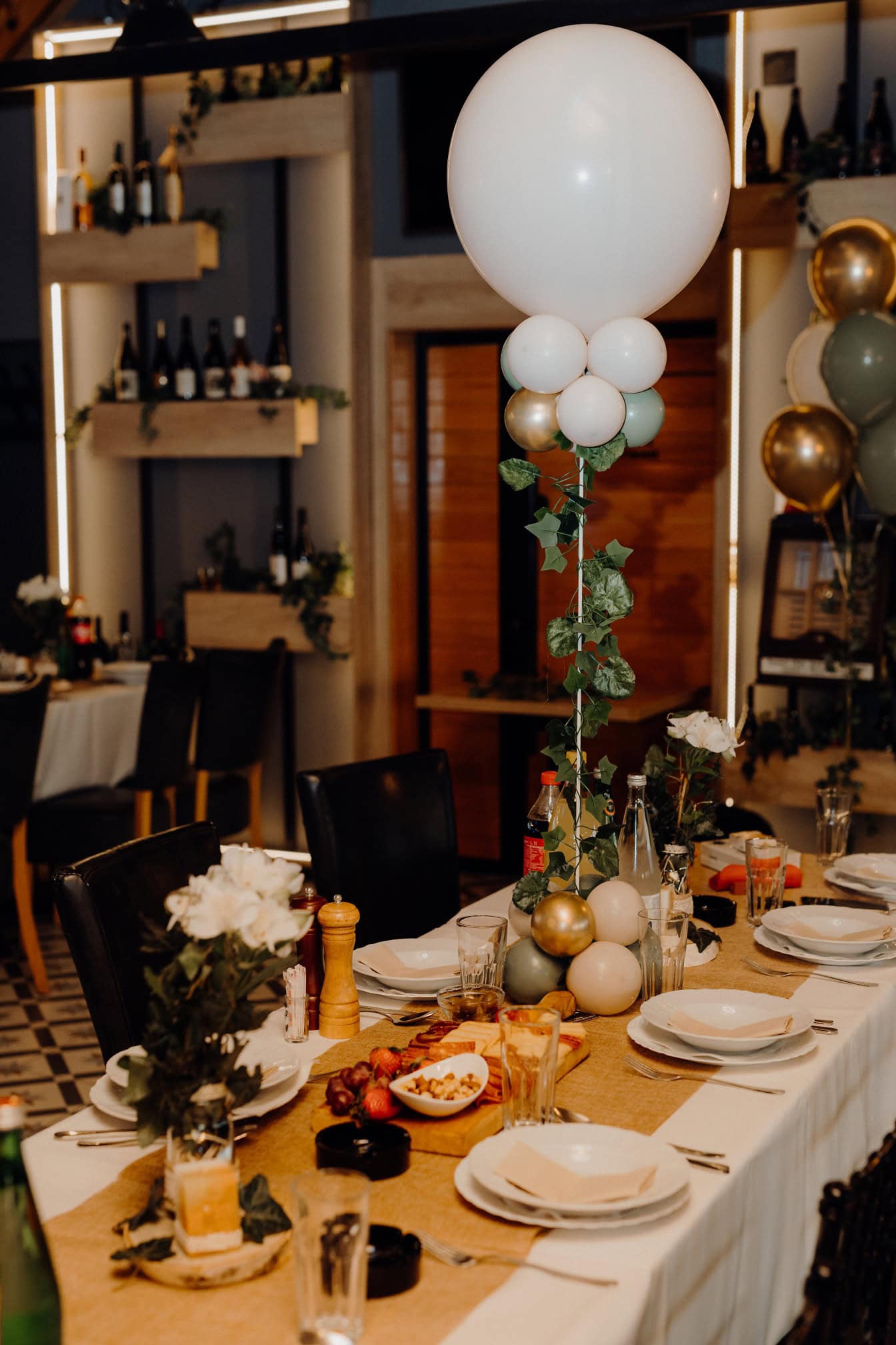 Tafel met decoratieve ballonnen en borden die voor partij worden geplaatst