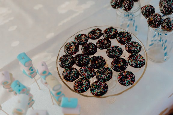 Bitter çikolatalı lezzetli bir lolipop ve sprinkles ile küçük çikolatalı çörekler