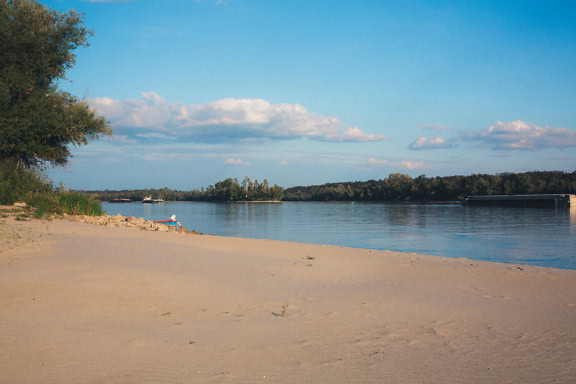 Piesočnatý breh Dunaja, jednej z najväčších európskych vodných ciest