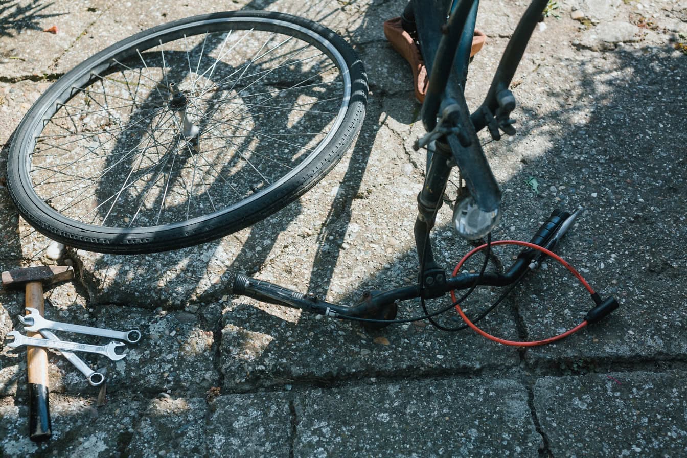 Bicikl na betonu s odvojenim kotačem za popravak bicikla