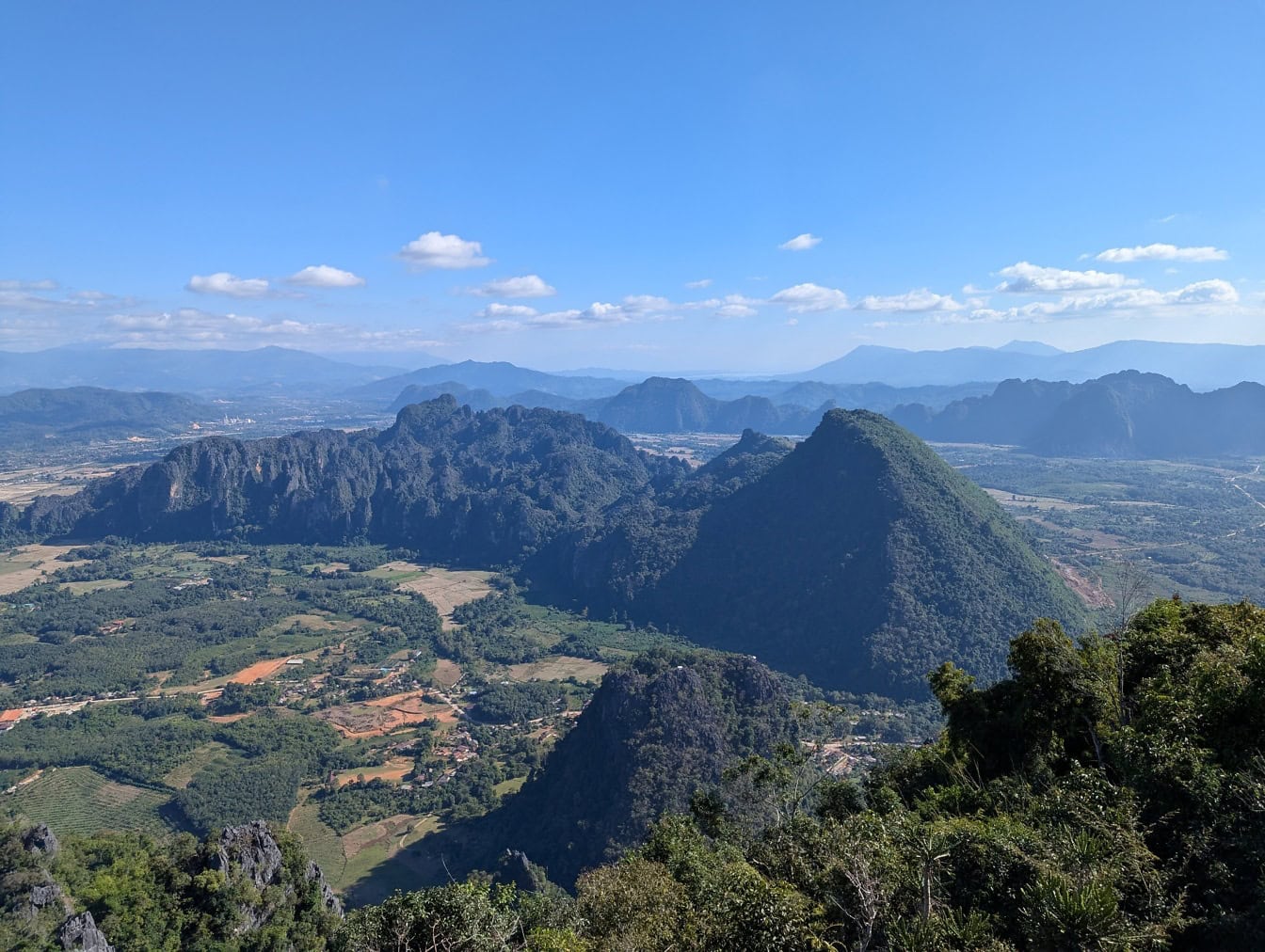 Landskap av berg och träd i dalen, ett panorama från utsiktspunkten nära staden Vang Vieng, Laos