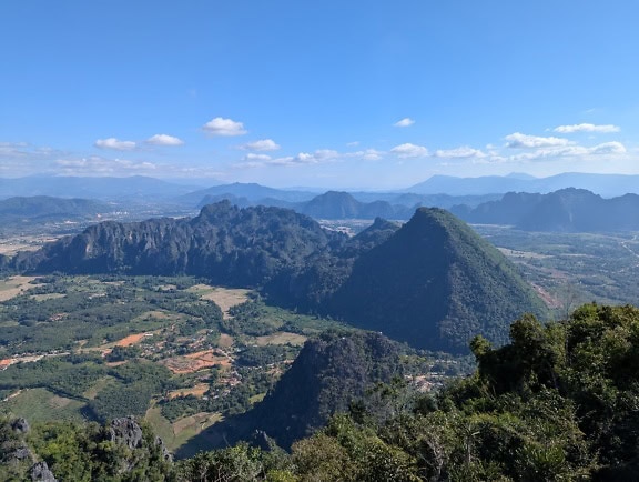 Hegyek és fák tájképe a völgyben, panoráma a nézőpontból Vang Vieng város közelében, Laosz