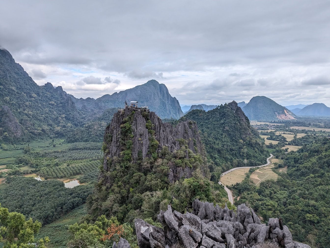 Pha Hor Kham utsiktspunkt i naturpark med daler og fjell, naturlig skjønnhet i Laos, Asia