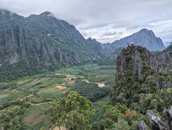 Panorámás kilátás egy domb tetejéről egy hegyen, mezőkkel egy völgyben, egy természeti park egy vidéki tartományban, természeti szépségekkel, Laosz Ázsiában