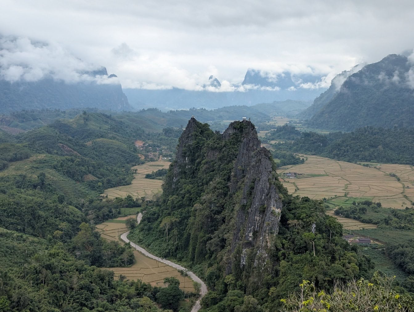 Planinski lanac s cestom u dolini ispod visokih litica, panorama s vidikovca u blizini grada Vang Vieng, Laos