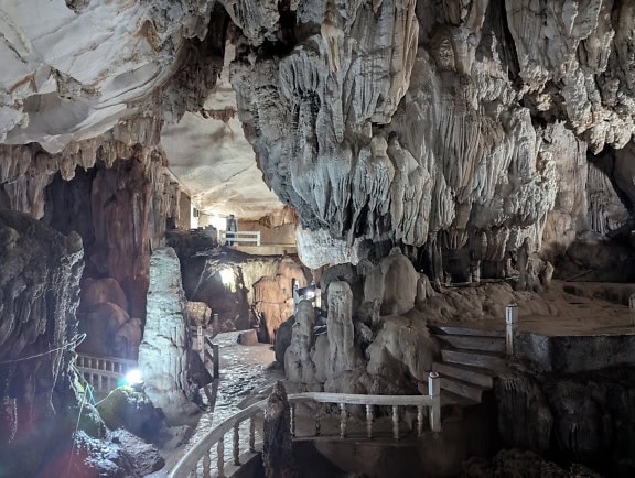 A Tham Jang barlang egy barlang lépcsővel, cseppkövekkel és sztalagmitokkal, Vang Vieng város, Laosz