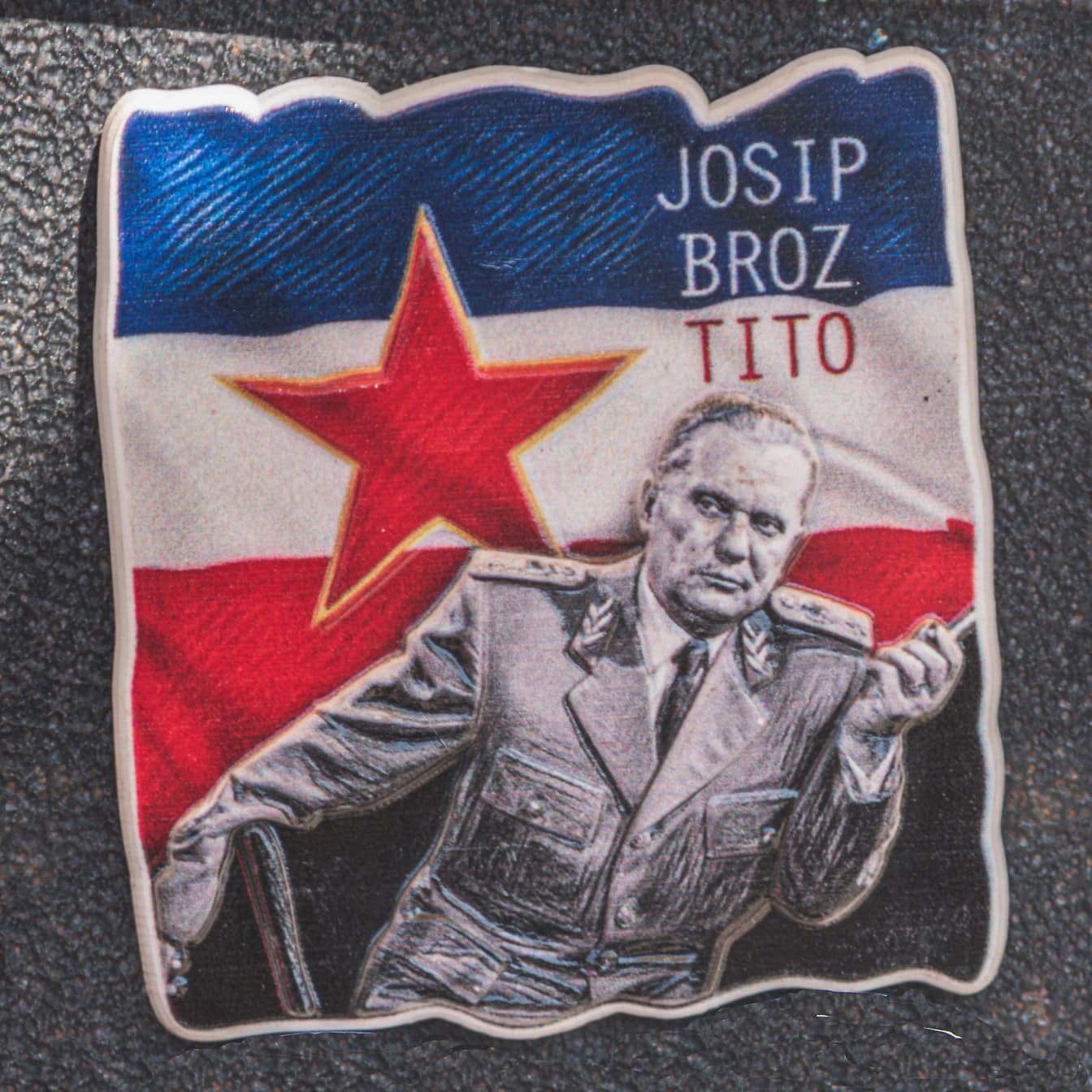 Josip Broz Tito, Jugoslavian sosialistinen liittotasavalta, kuva entisestä presidentistä sotilaspuvussa, taustalla Jugoslavian lippu