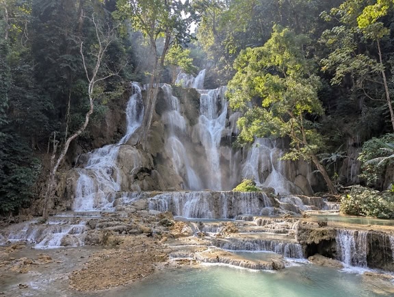 Vodopády Kuang Si, majestátna rieka kaskádovitá s tyrkysovo čistou vodou, krajina vodopádu v džungli, Luang Prabang v Laose