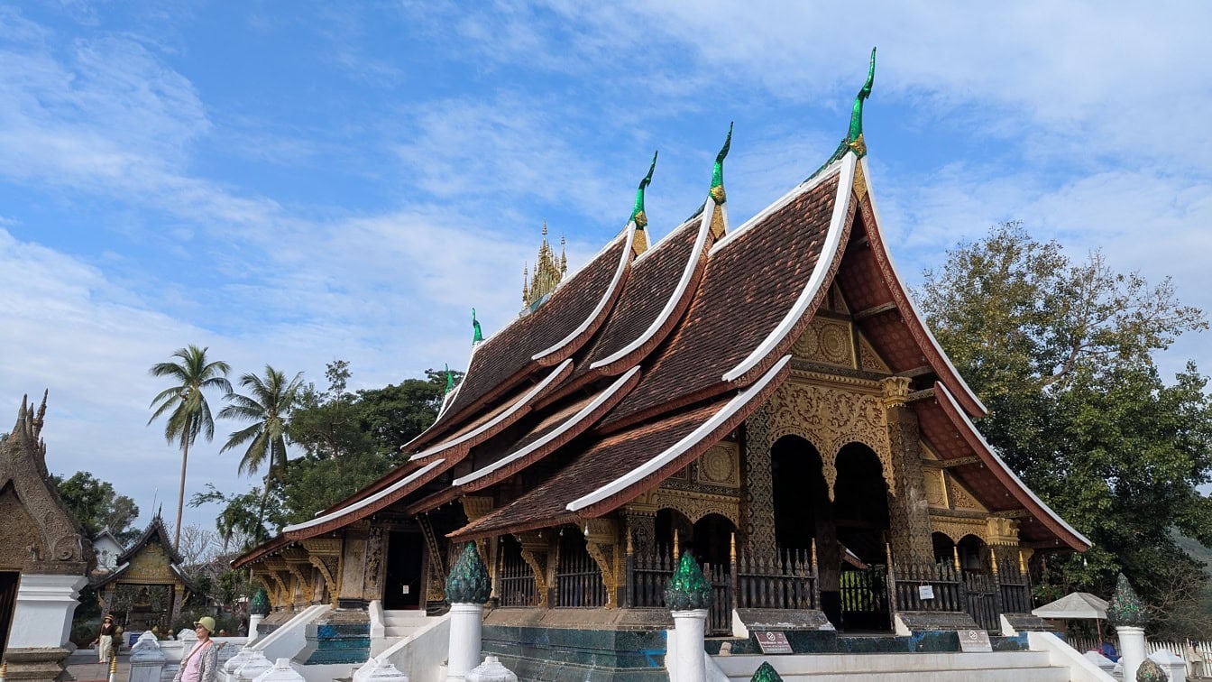 Wat Xieng Thong kloster, et tak i tradisjonell asiatisk arkitektonisk stil, et berømt buddhistisk tempel og UNESCO-sted, Laos