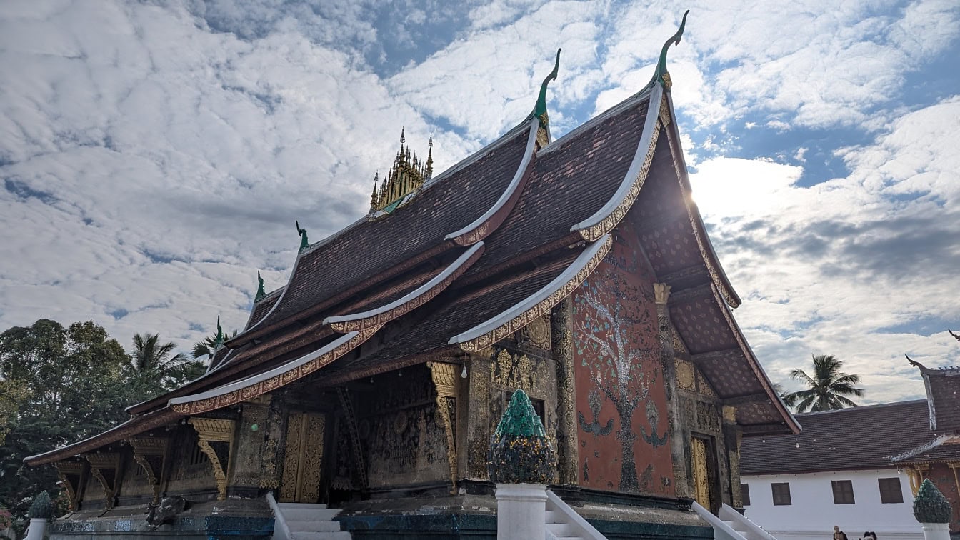 바트 시엥 통 (Vat Xieng Thong) 라오스 불교 사원은 1561 년 라오스 루앙 프라방 (Luang Prabang)의 Setthathirath 왕이 지은 유명한 종교 사원입니다.