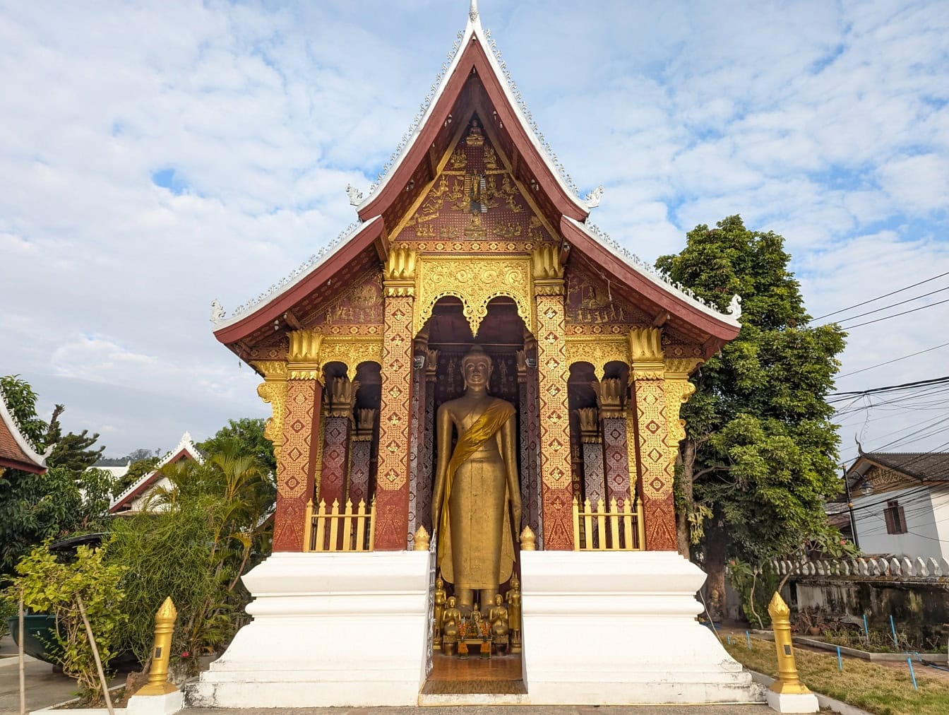 Estátua dourada de Buda em um templo de Wat Sene no monastério de Wat Xiengthong. Luang Prabang, Laos