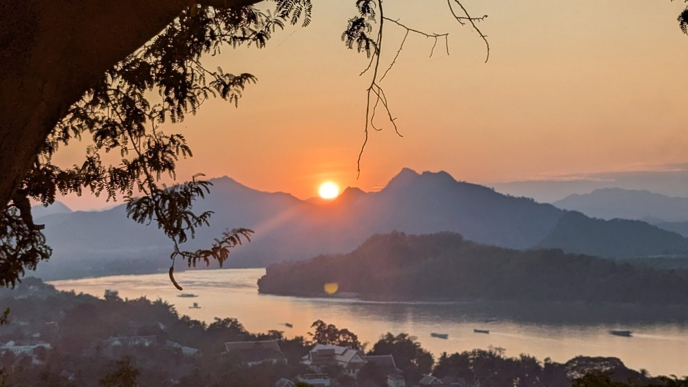 Sonnenuntergang über dem Nam Khan Fluss: ein Panoramafoto vom Phou SI Hügel, Luang Prabang, Laos