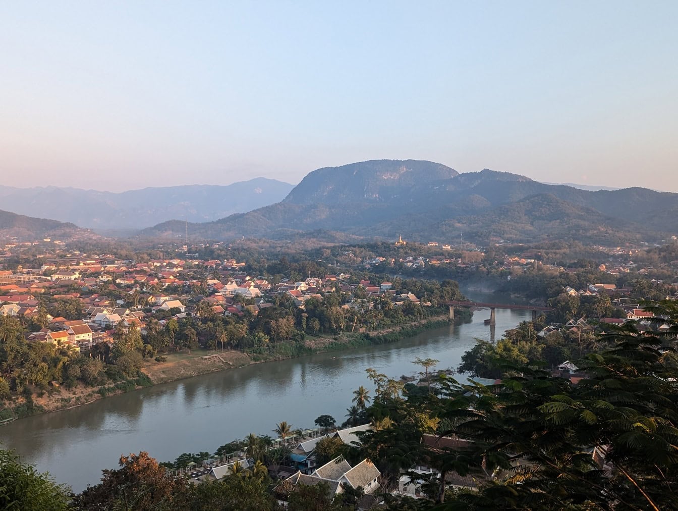 Légi felvétel a Nam Khan folyóról a Phou SI hegyről, Luang Prabang, Laosz